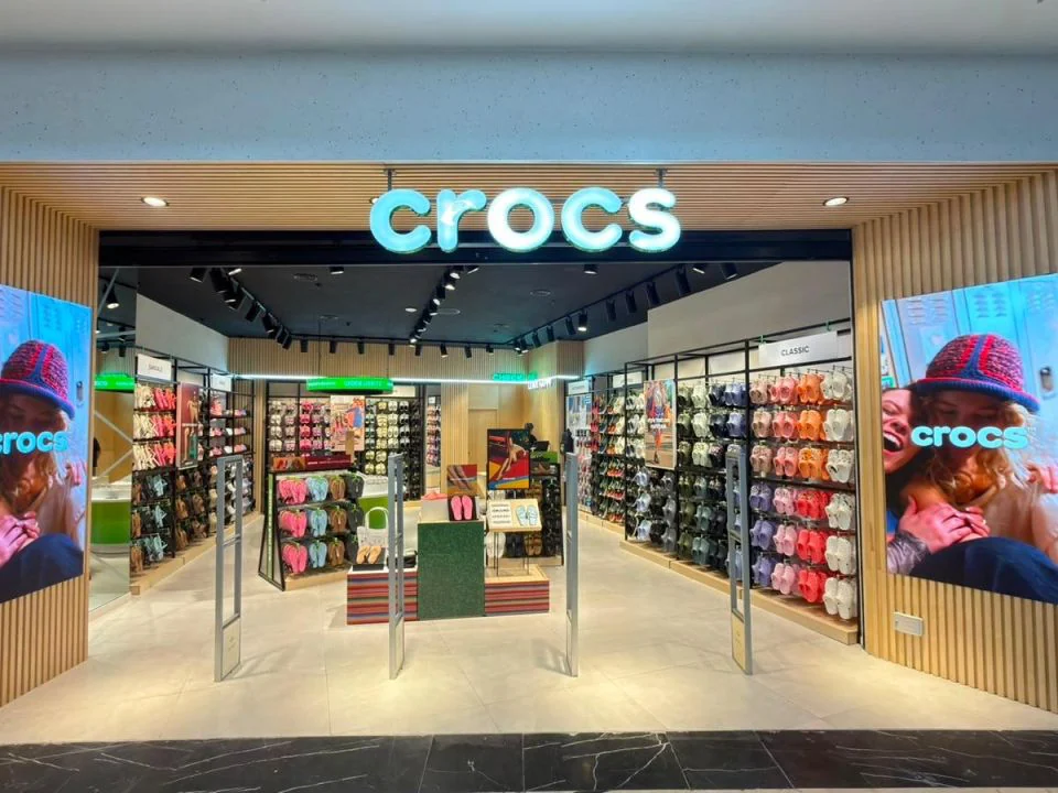 La façade du magasin Crocs au Tanger Mall, un chantier suivi par STRUCTEO, dont nous avons réalisé le site.
